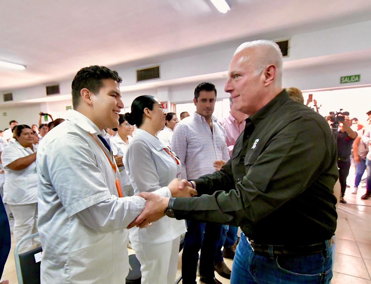 Entrega Román Cepeda apoyos económicos a alumnos de la Escuela de Enfermería