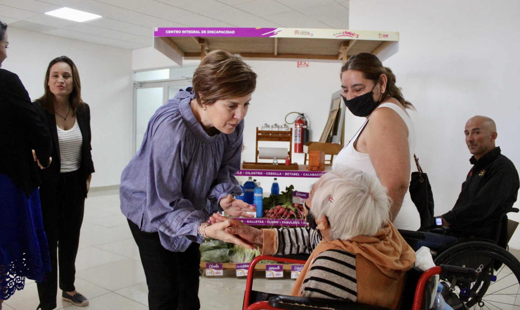 Usuarios de DIF Torreón con discapacidad ofrecen productos a bajo costo a través del programa Vida Independiente