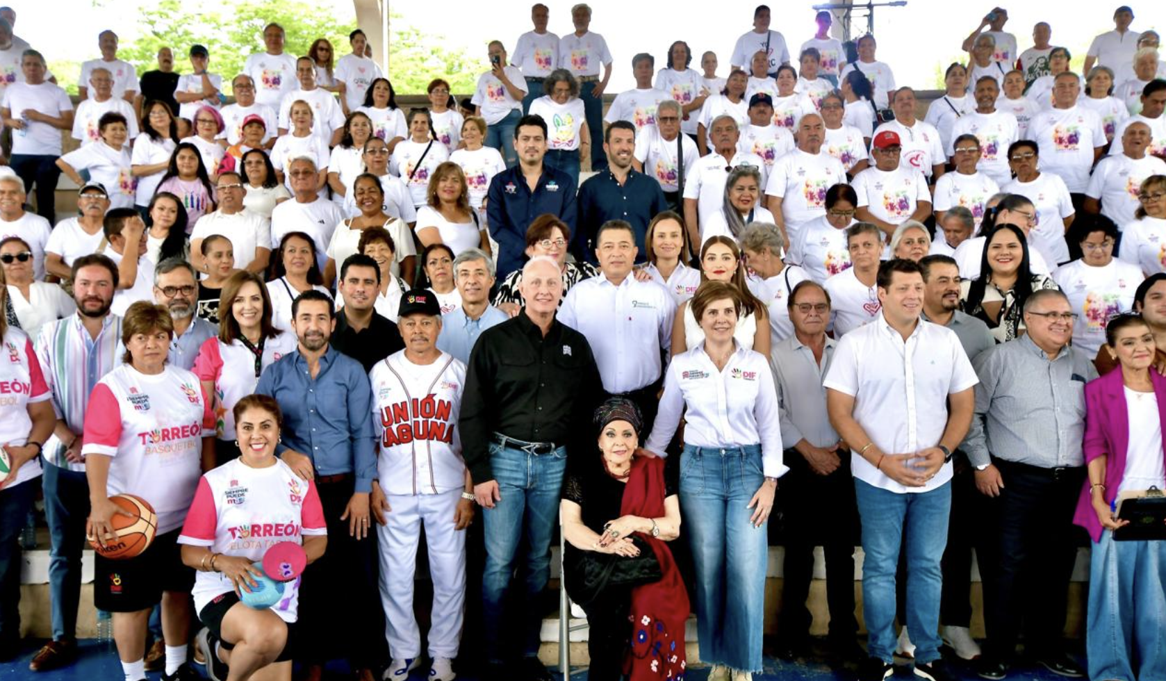 Entrega Román Cepeda uniformes y equipamiento deportivo, a adultos mayores y personas con discapacidad