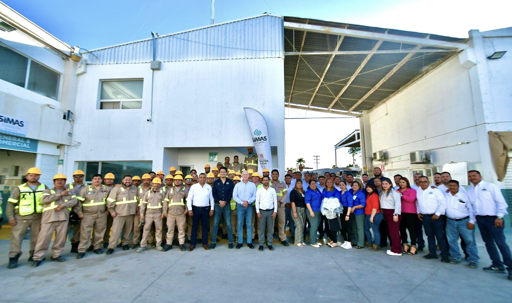 Reconoce Román Cepeda el trabajo de los trabajadores del SIMAS Torreón, y les entrega uniformes