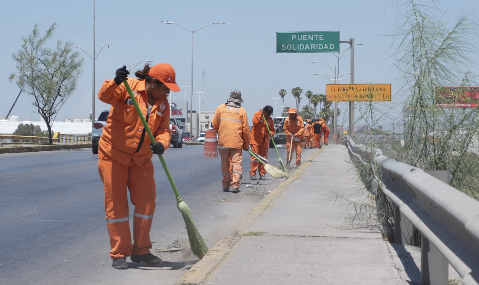 La Ola refuerza la limpieza en las principales vías de acceso a la ciudad