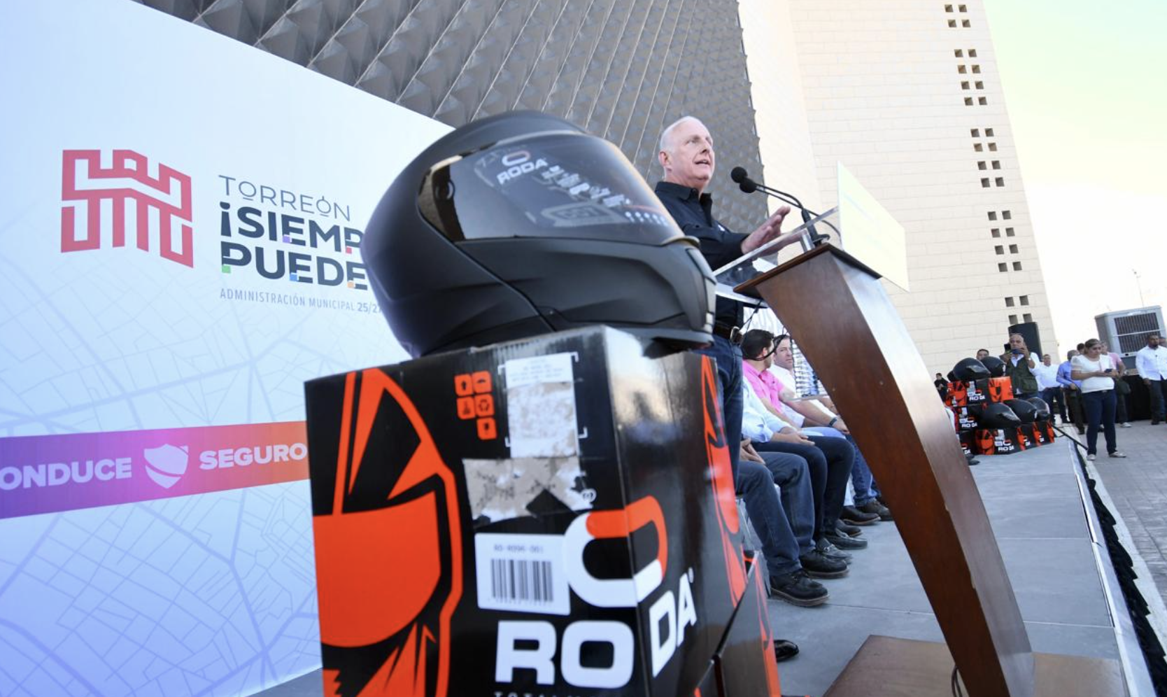 Entrega Román Cepeda 500 cascos a motociclistas responsables