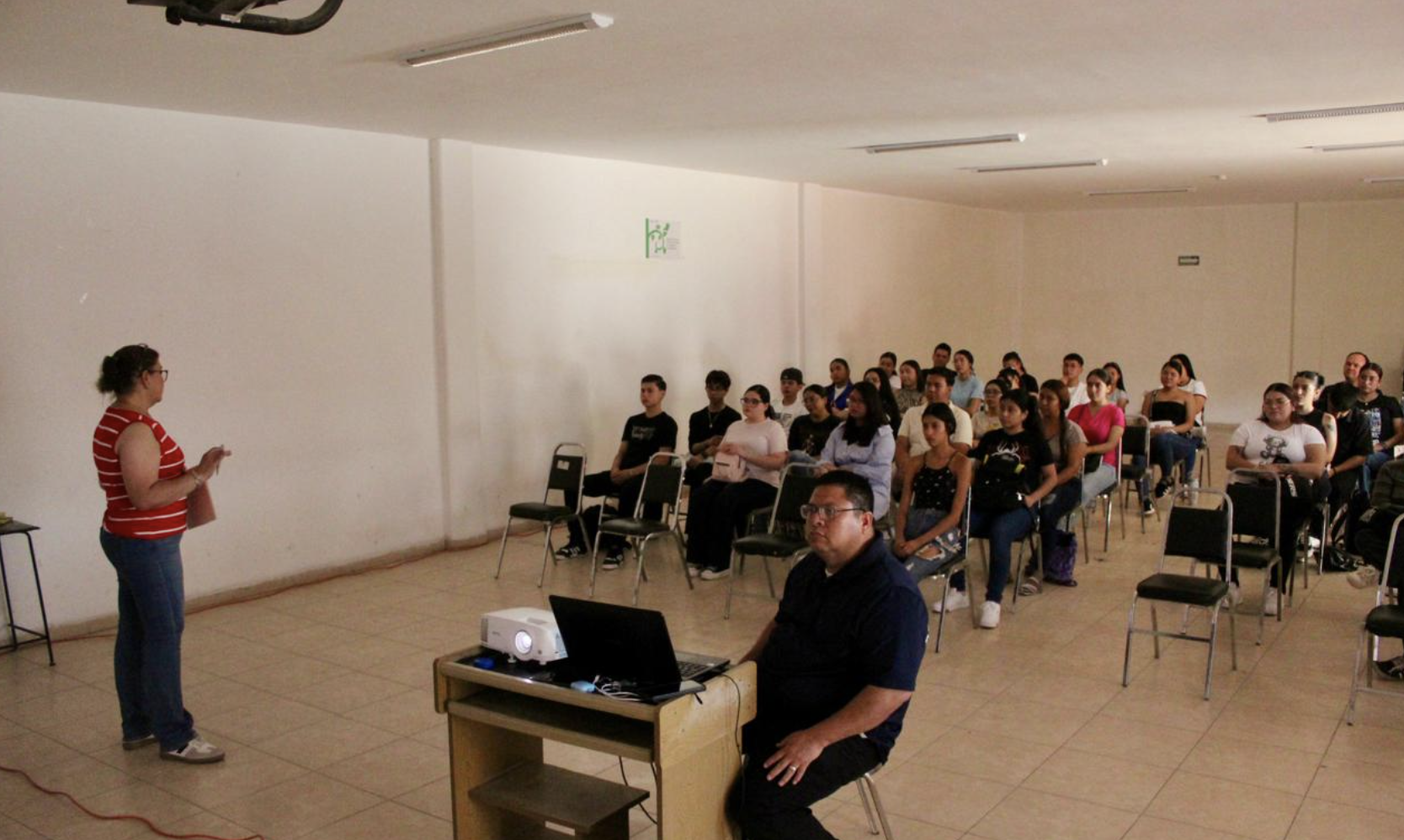 Llevan información sobre los derechos de las mujeres y apoyo directo a la ciudadanía en espacios públicos