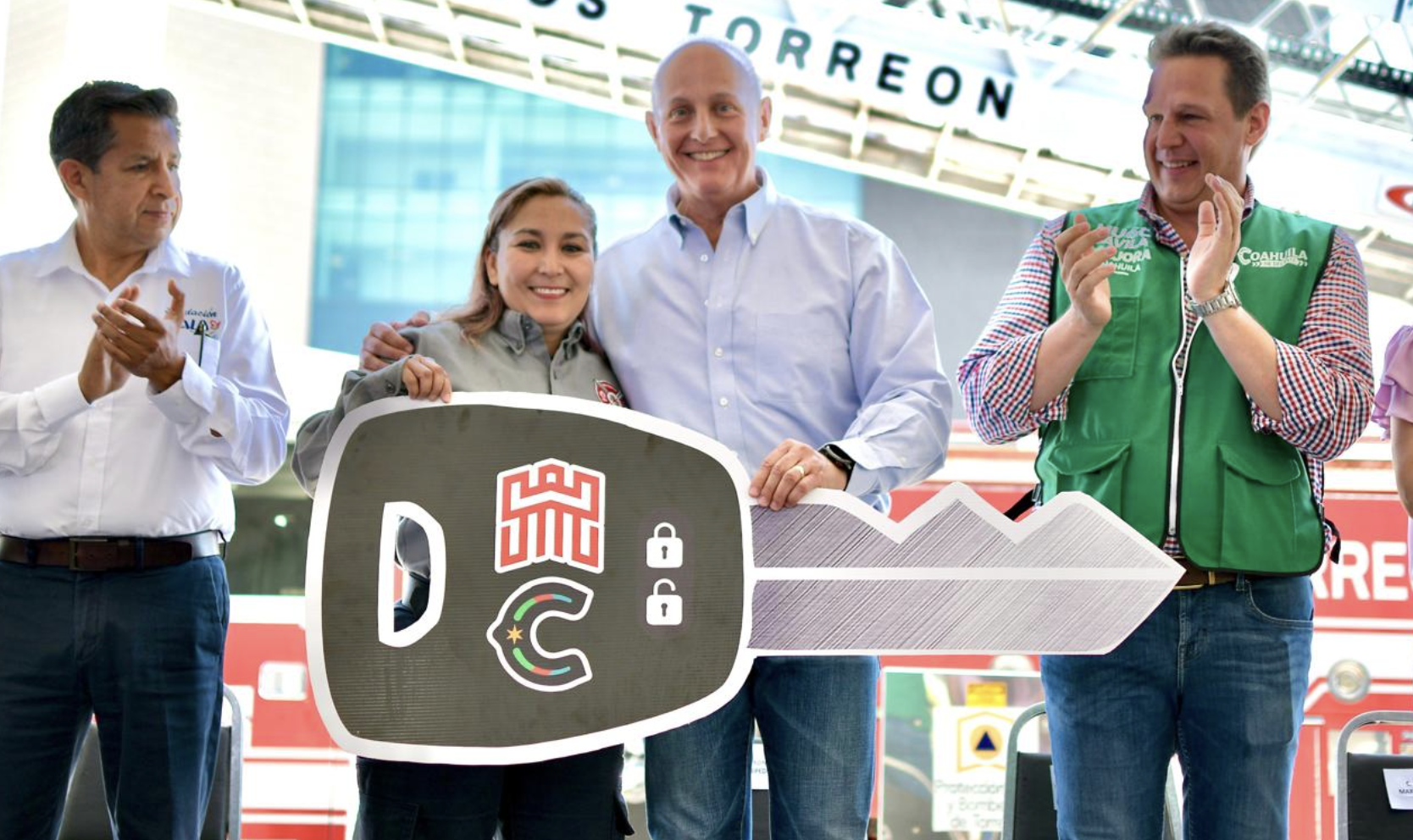 Entrega Román Cepeda unidades y equipo a la Dirección de Protección civil y Bomberos de Torreón; anuncia incremento salarial