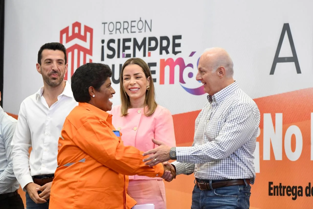 Reconoce Román Cepeda a los trabajadores de La Ola y les entrega uniformes