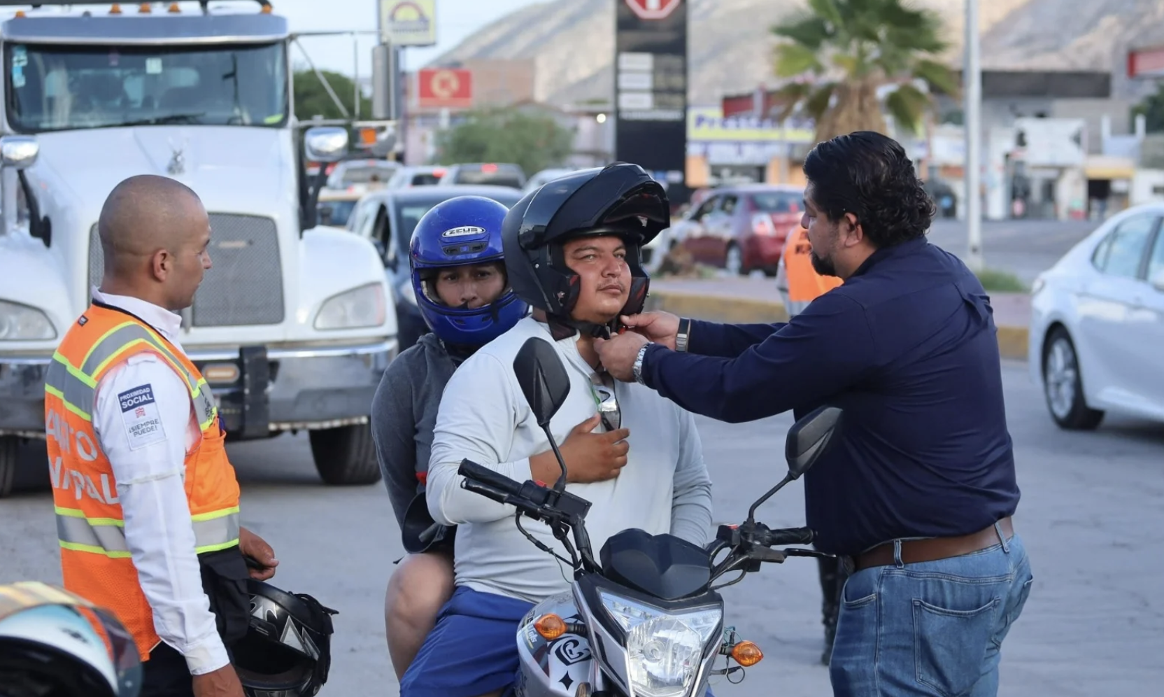 Entregan cascos certificados a motociclistas capacitados durante operativo de seguridad vial
