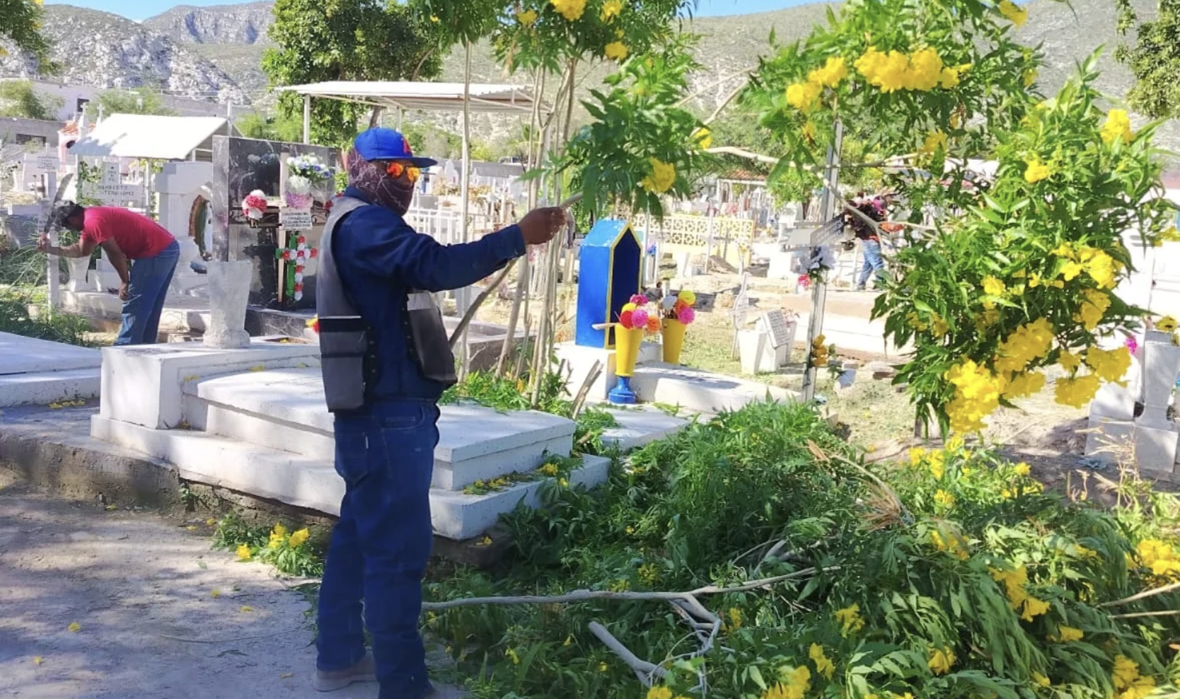 Retiran más de mil metros cúbicos de basura en panteones municipales de Torreón