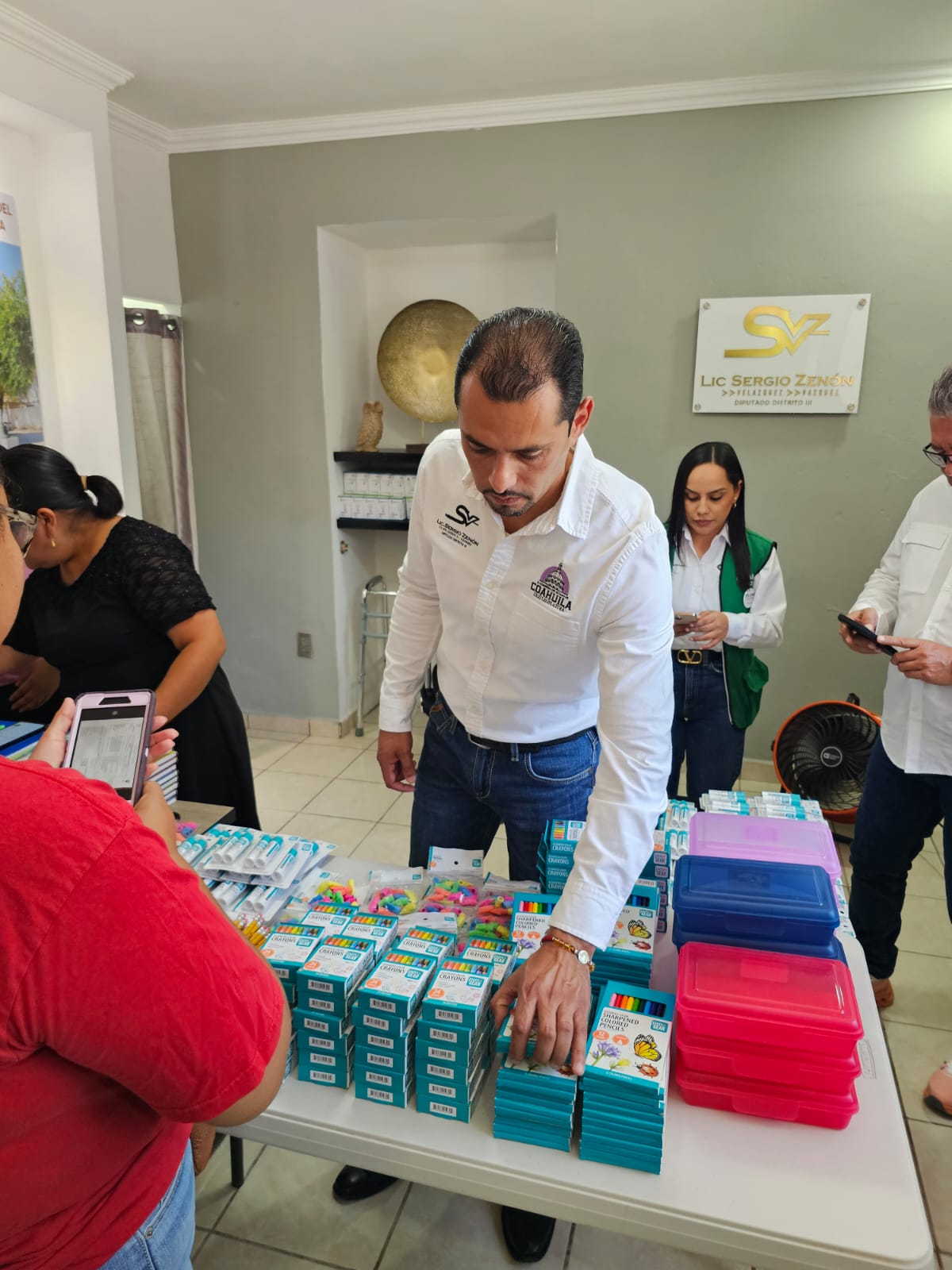 Lleva Sergio Zenón útiles escolares a bajo costo para apoyar la economía familiar