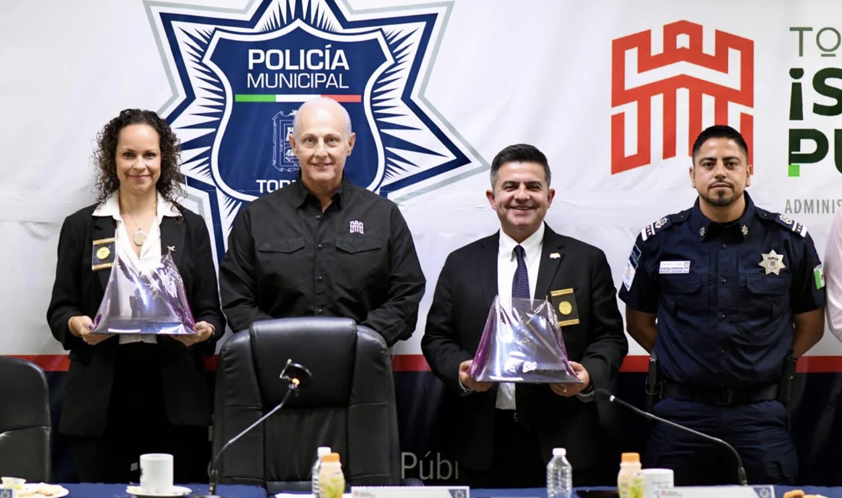 Román Cepeda presenta a integrantes de la Comisión de Acreditación para Agencias de Aplicación de la Ley modelo de seguridad en Torreón