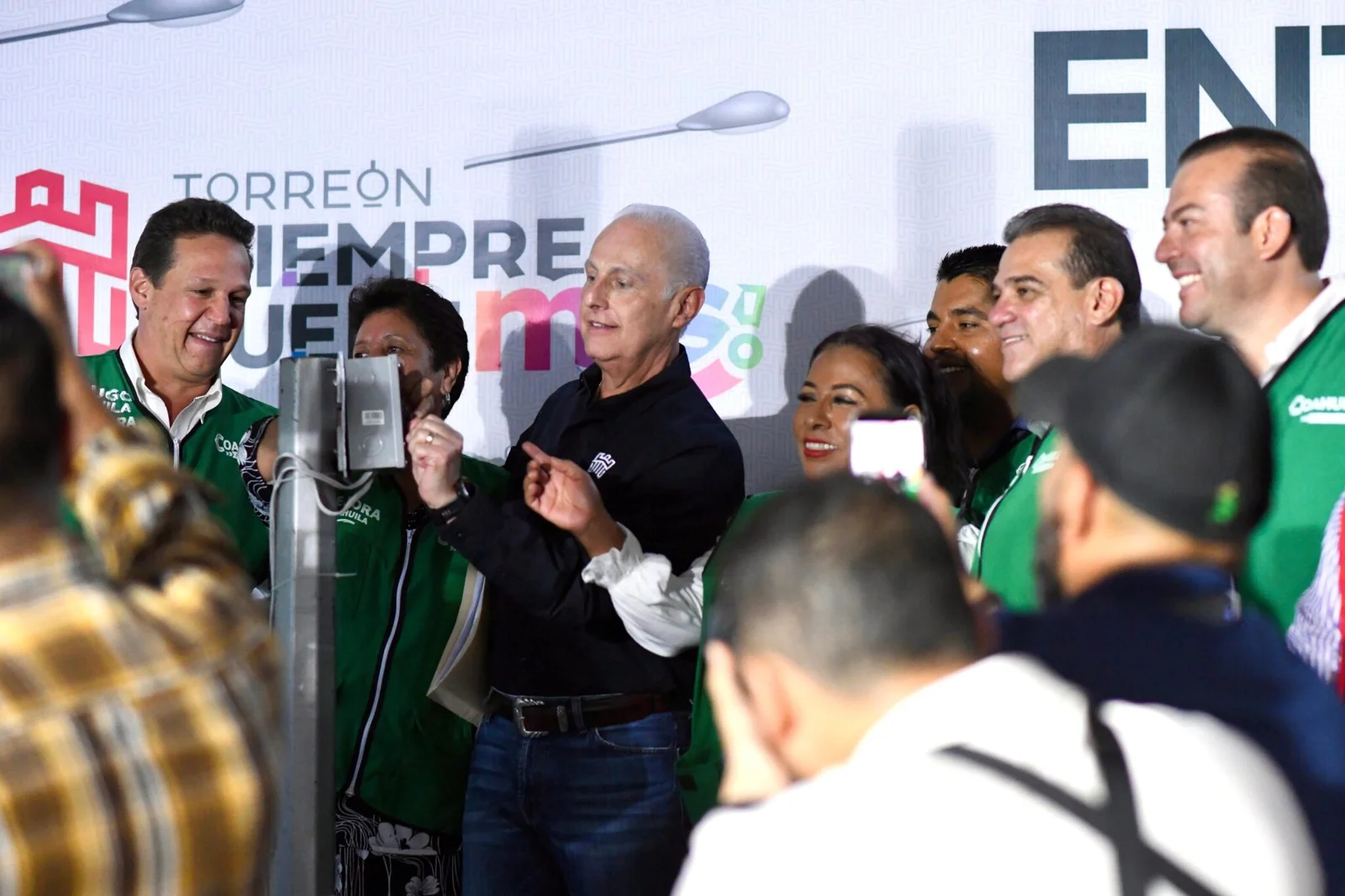 Entrega Román Cepeda la modernización del alumbrado público en el ejido La Palma