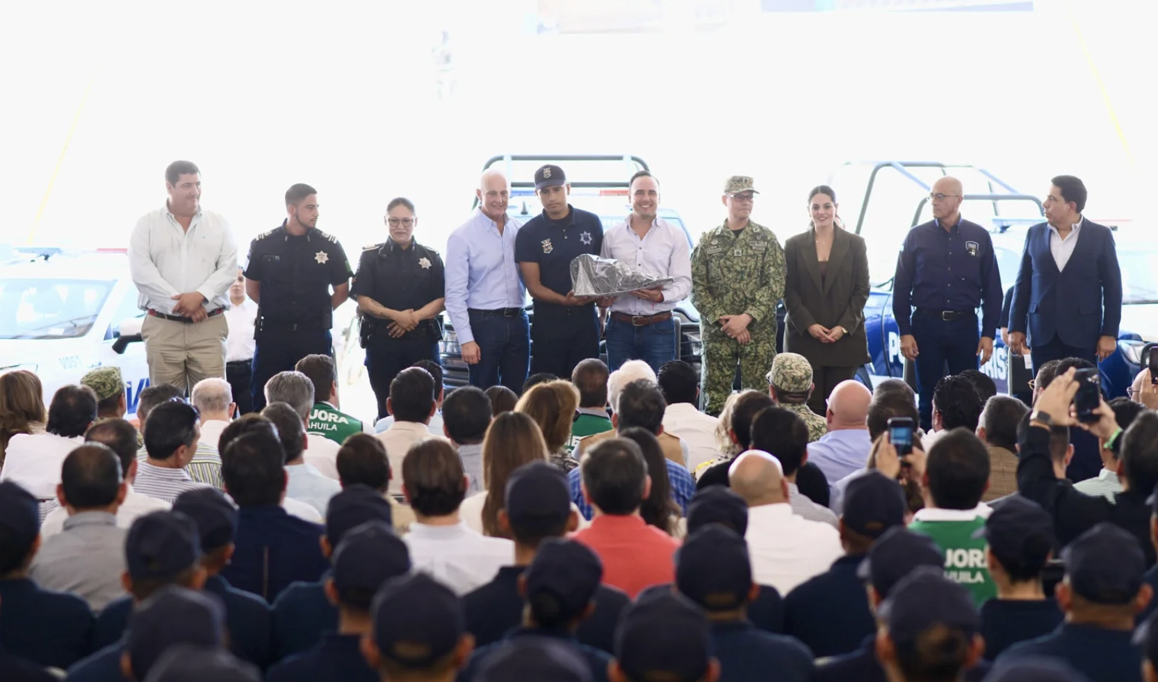 Entregan patrullas, equipamiento y uniformes; también inicia la Academia de Policía