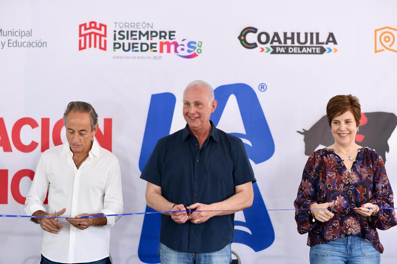 Román Alberto Cepeda González inaugura la edición 2025 del CowParade