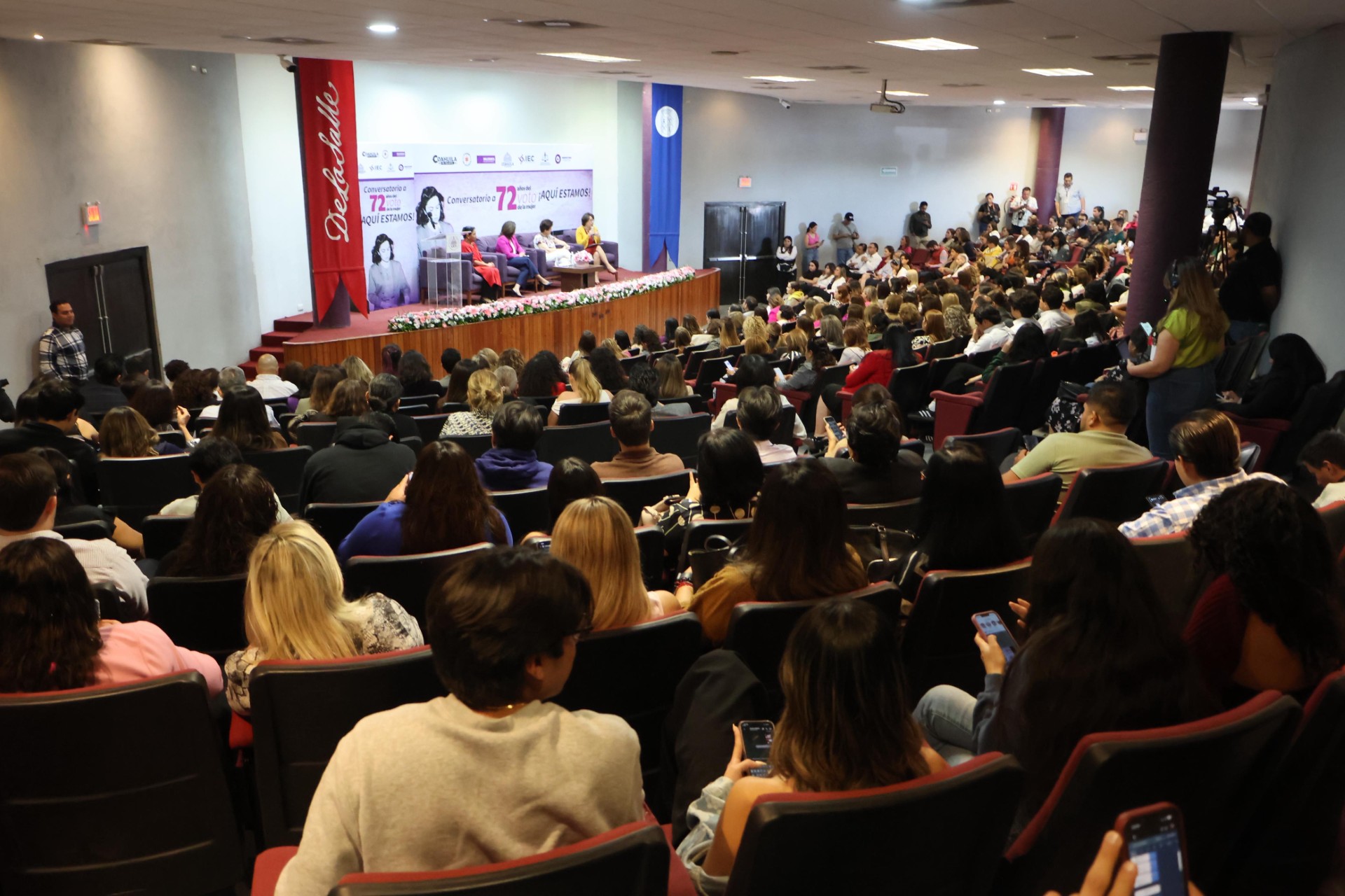Llevan a cabo el Conversatorio “A 72 años del voto de la mujer, ¡Aquí Estamos!”