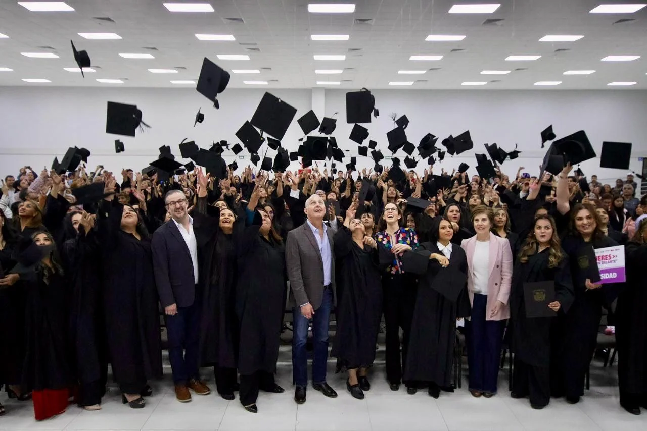 Román Cepeda entregan certificados de preparatoria y becas a “Mujeres echadas pa´ delante”