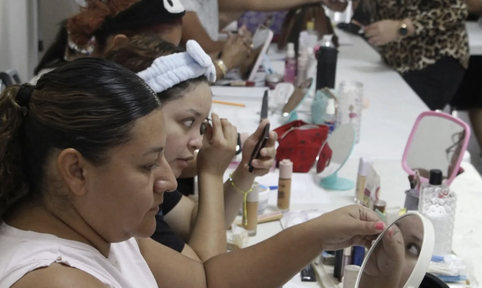 Por iniciar, taller de automaquillaje en el Centro Comunitario Nueva California