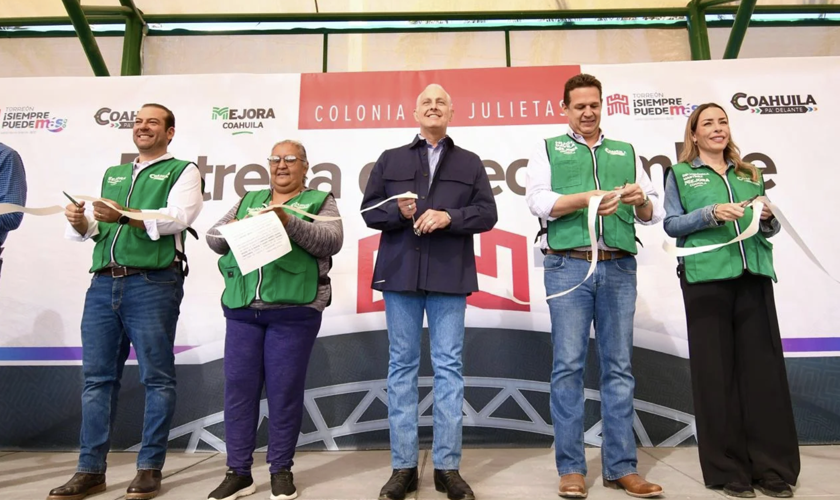 Entrega Román Cepeda techumbre y la rehabilitación de la plaza en Las Julietas