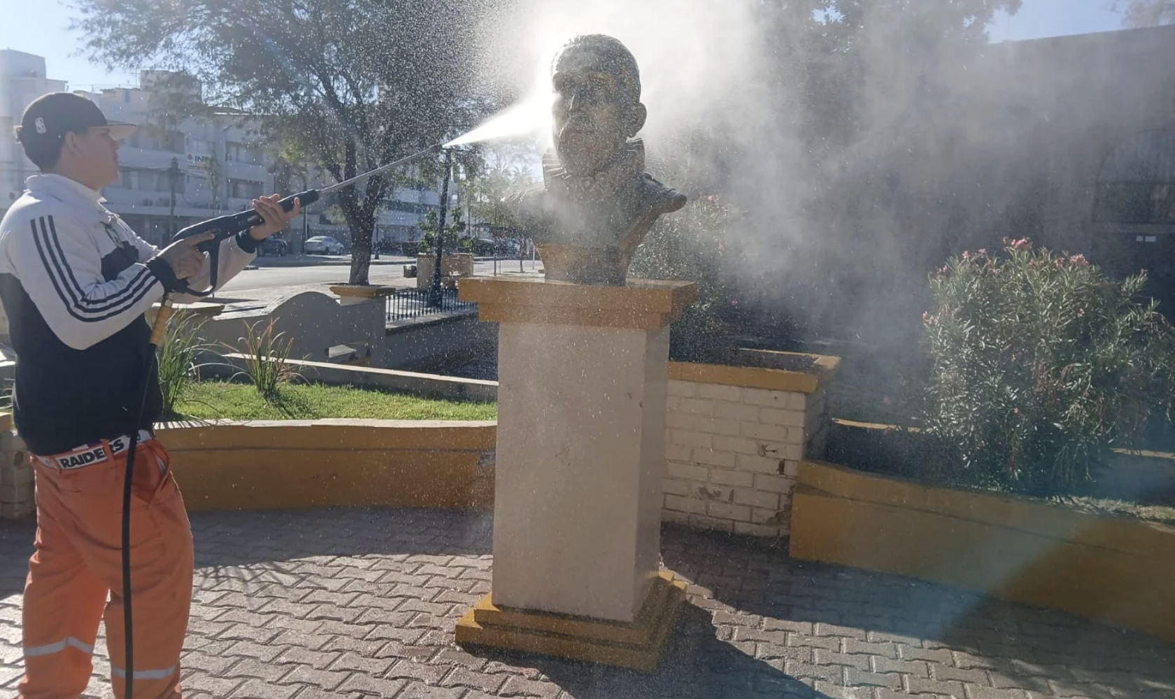 Llevan a cabo acciones de limpieza en espacios públicos y mantenimiento de monumentos emblemáticos