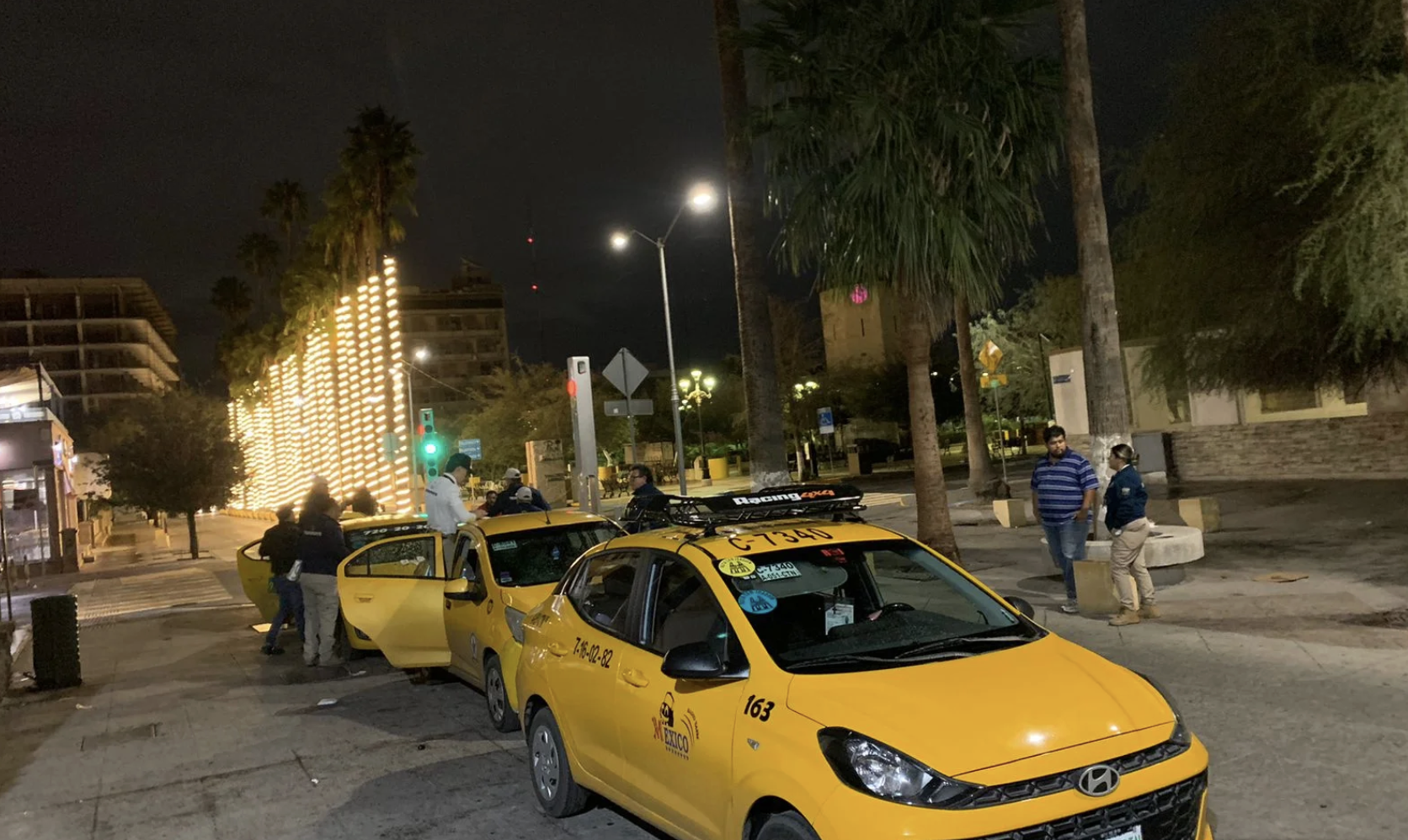 Refuerzan seguridad en “Zona taxi de abordaje seguro” con la colocación de número de concesión en toldos