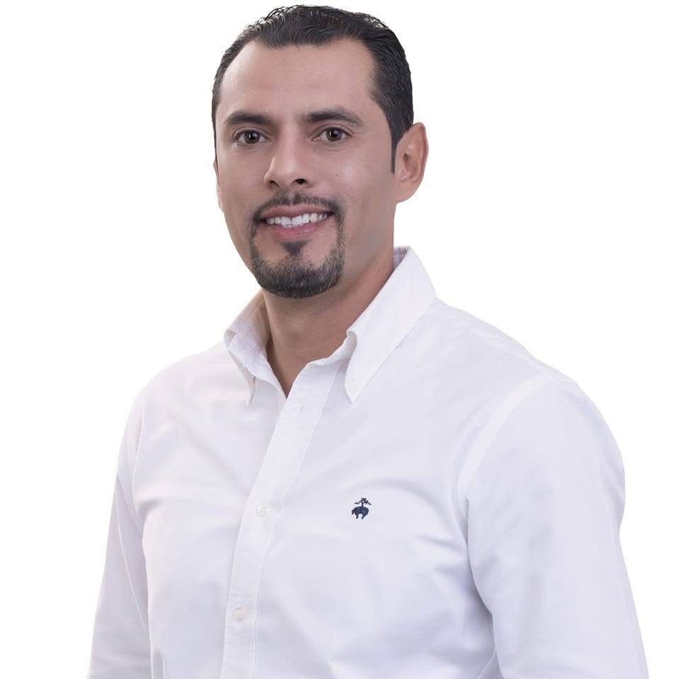 Entrega Sergio Zenón equipo de aire acondicionado en escuelas