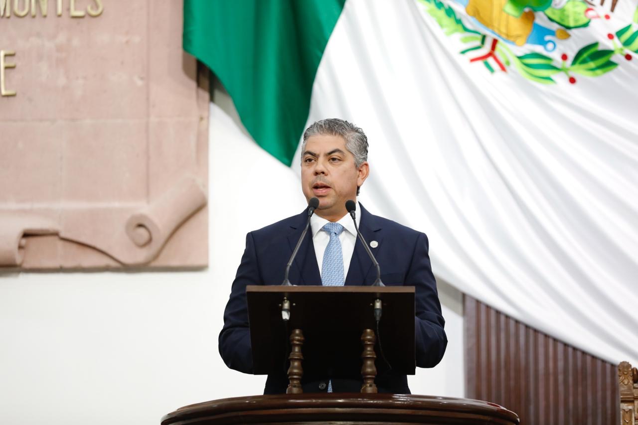 Facilitar la titulación y término de carreras universitarias, solicita Alfredo Paredes