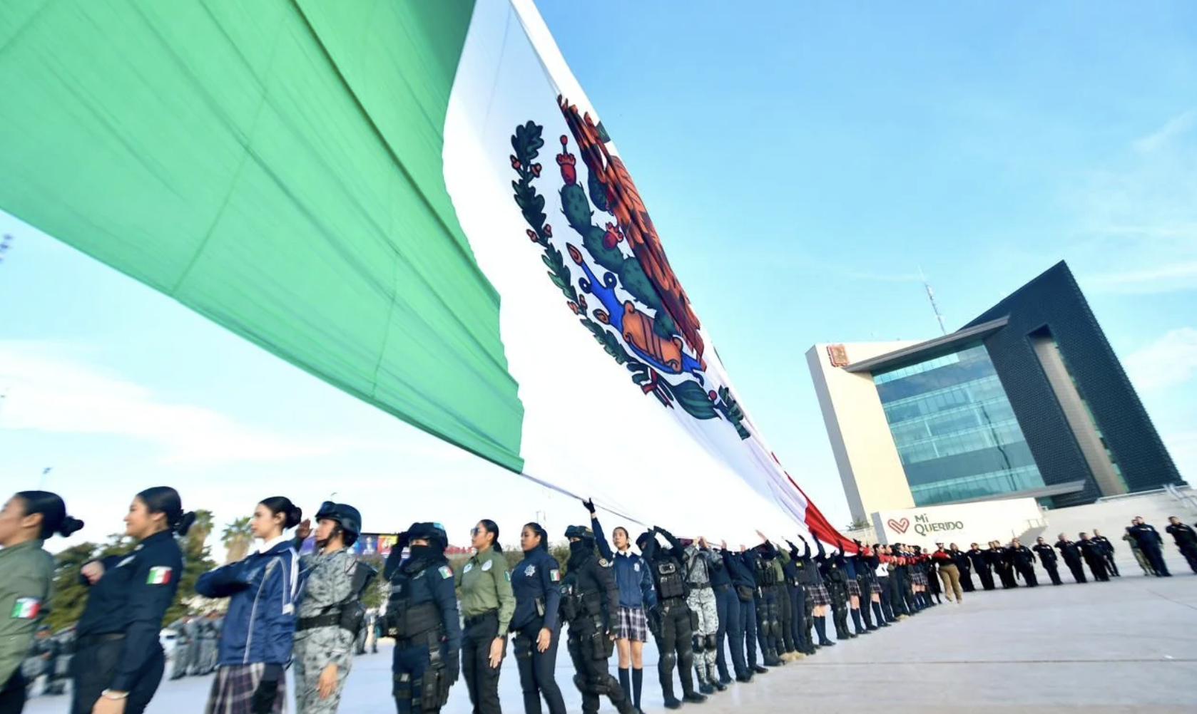 Izan la Bandera en Plaza Mayor por el inicio del Mes del Ejército y Fuerza Aérea Mexicanos
