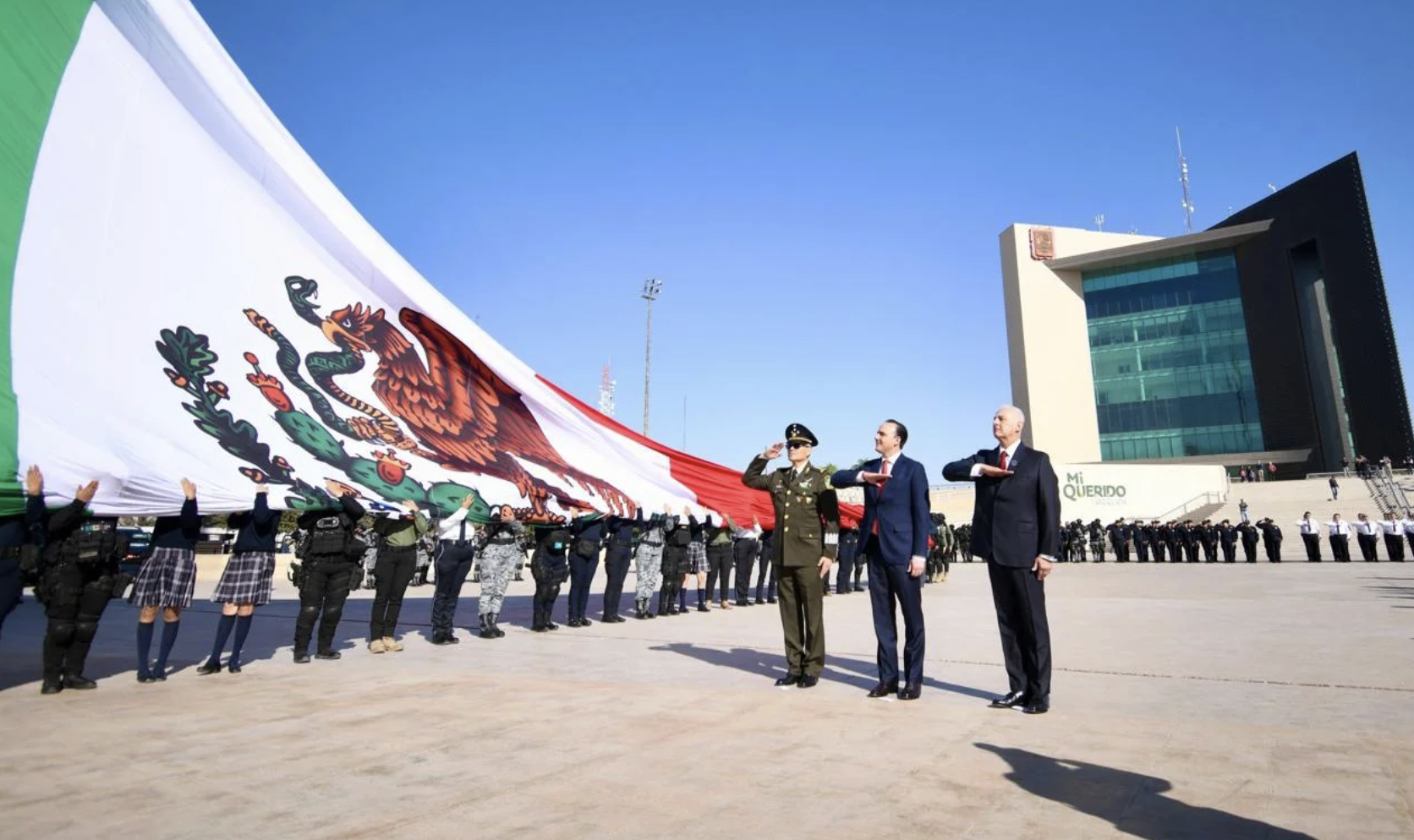 Manolo Jiménez y Román Cepeda presiden la ceremonia conmemorativa del Día de la Bandera