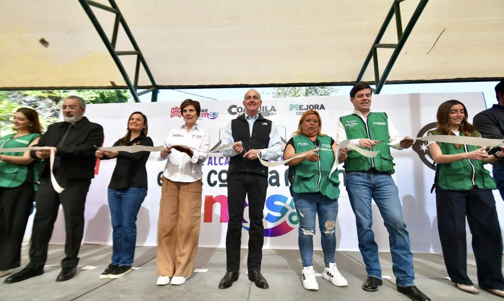 Román Cepeda entrega techumbre en la colonia Braulio Fernández Aguirre