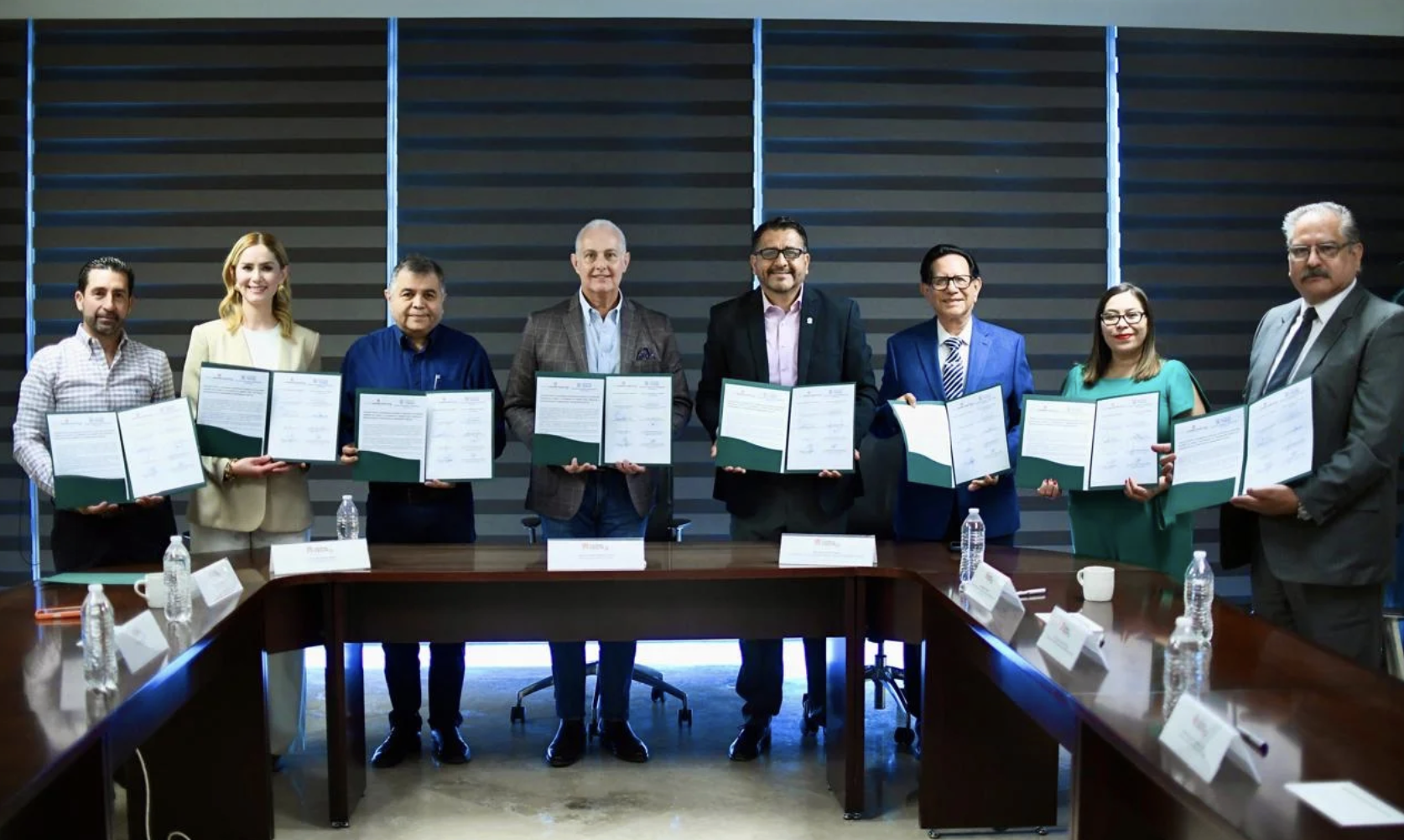 Román Cepeda firma convenio de colaboración con la UadeC para ofrecer becas a empleados