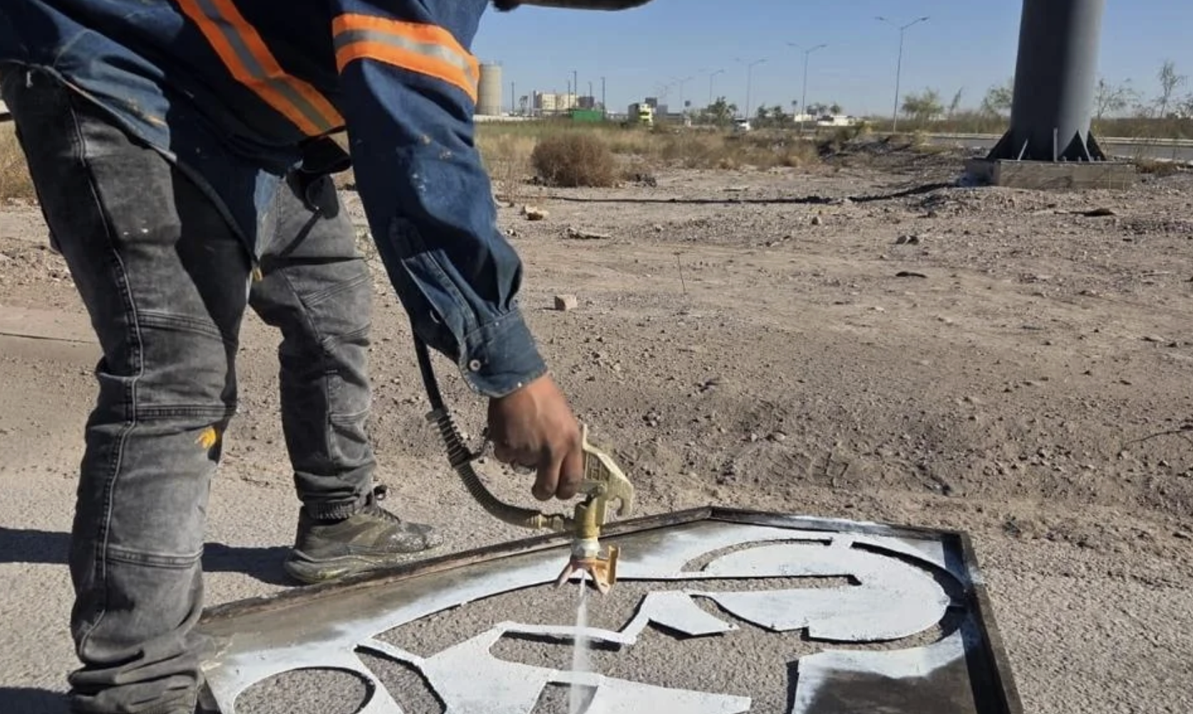 Fortalecen la movilidad segura con trabajos de pintura en ciclovía del bulevar Senderos