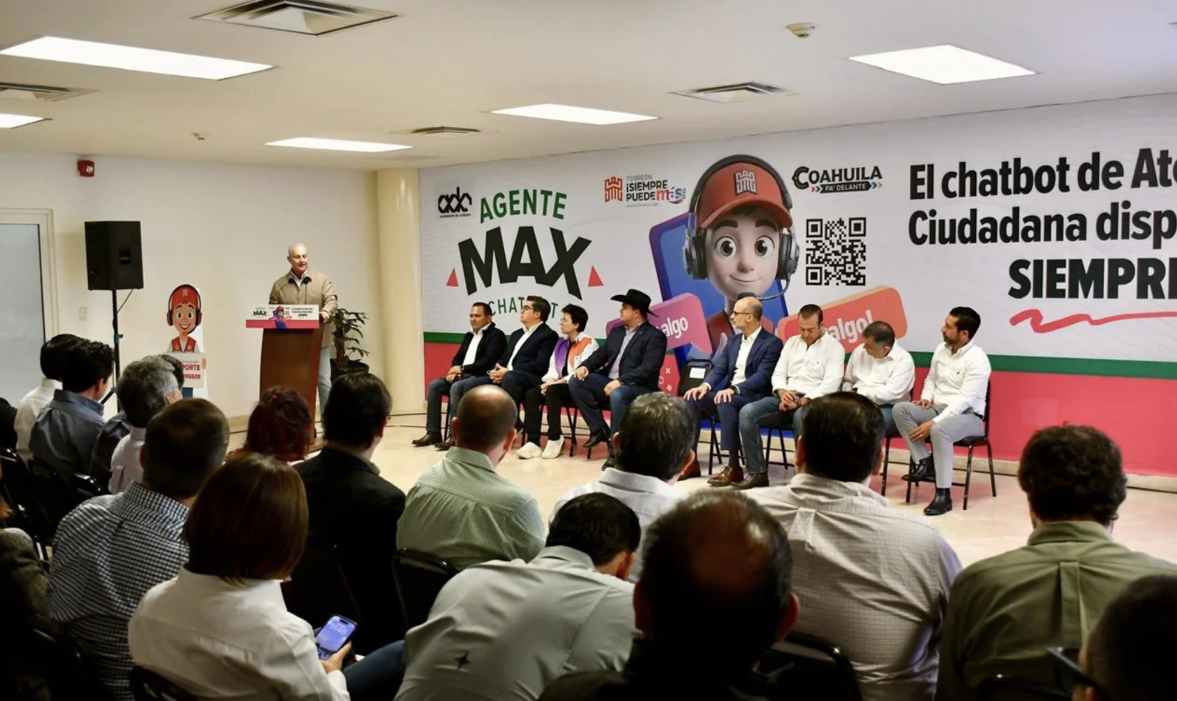 Román Cepeda presenta al ‘Agente Max’
