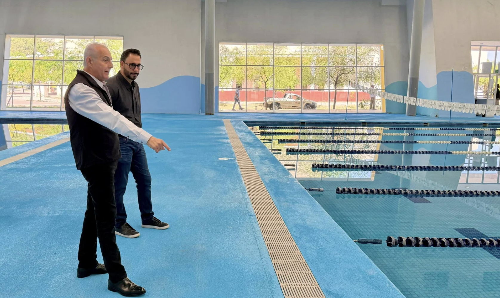 Supervisa Román Cepeda trabajos de rehabilitación en la alberca de La Jabonera