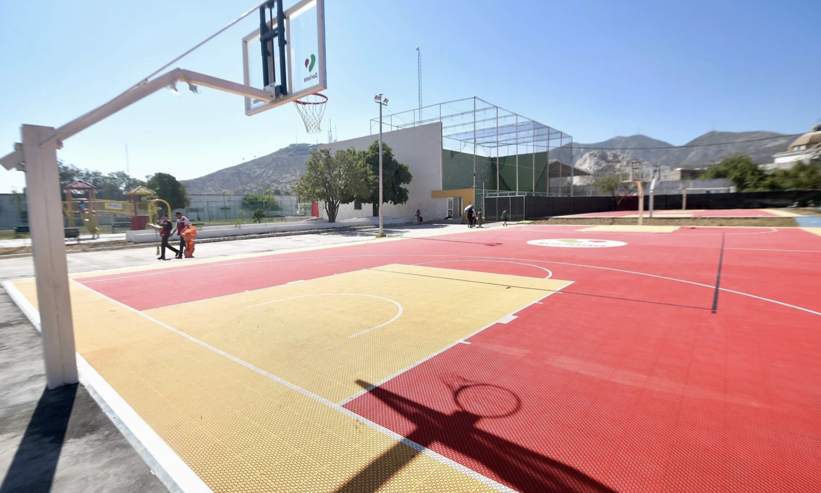 Román Cepeda entrega rehabilitación de cuatro canchas de básquetbol en la Deportiva Compresora