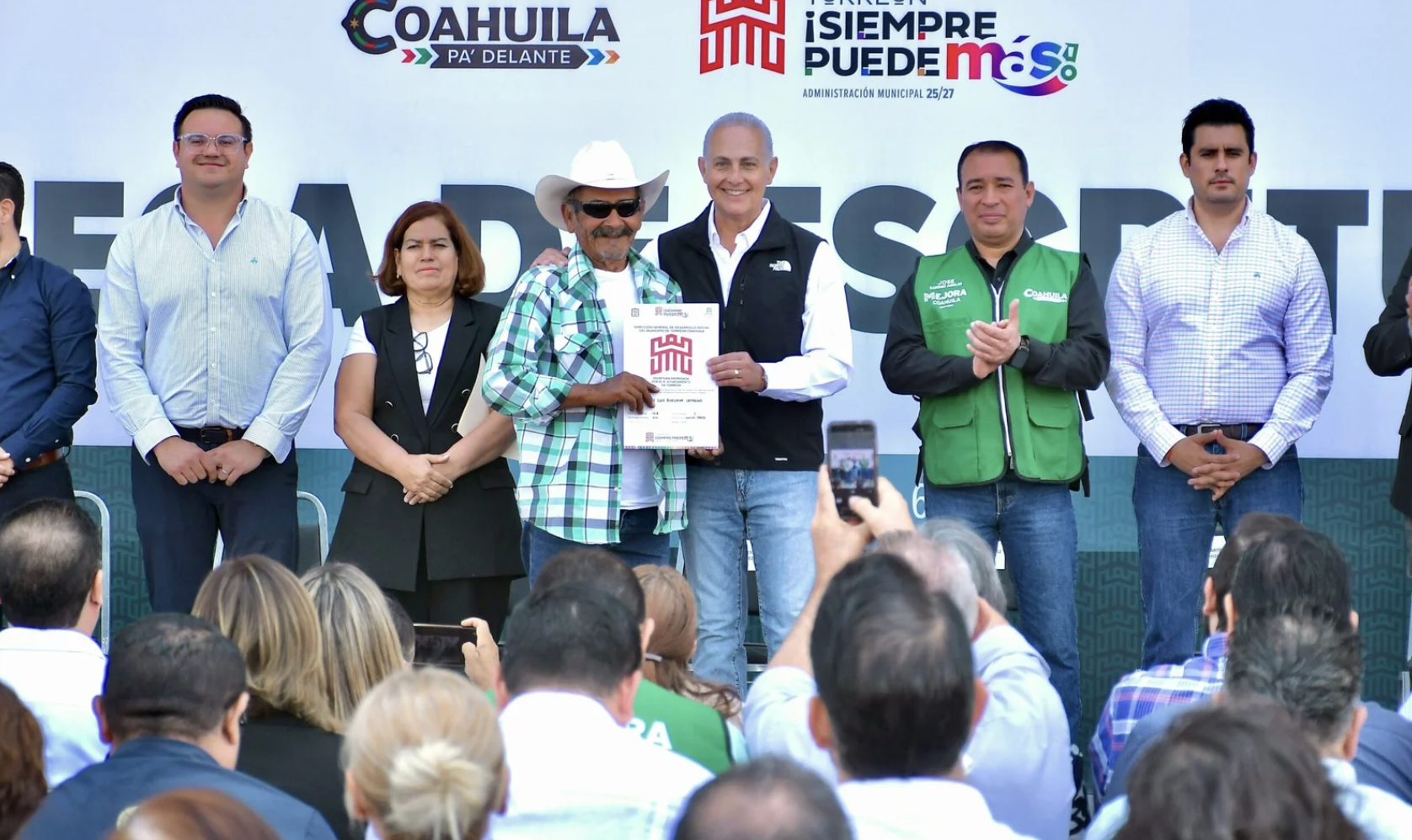 Entrega Román Cepeda escrituras a 101 familias de Torreón