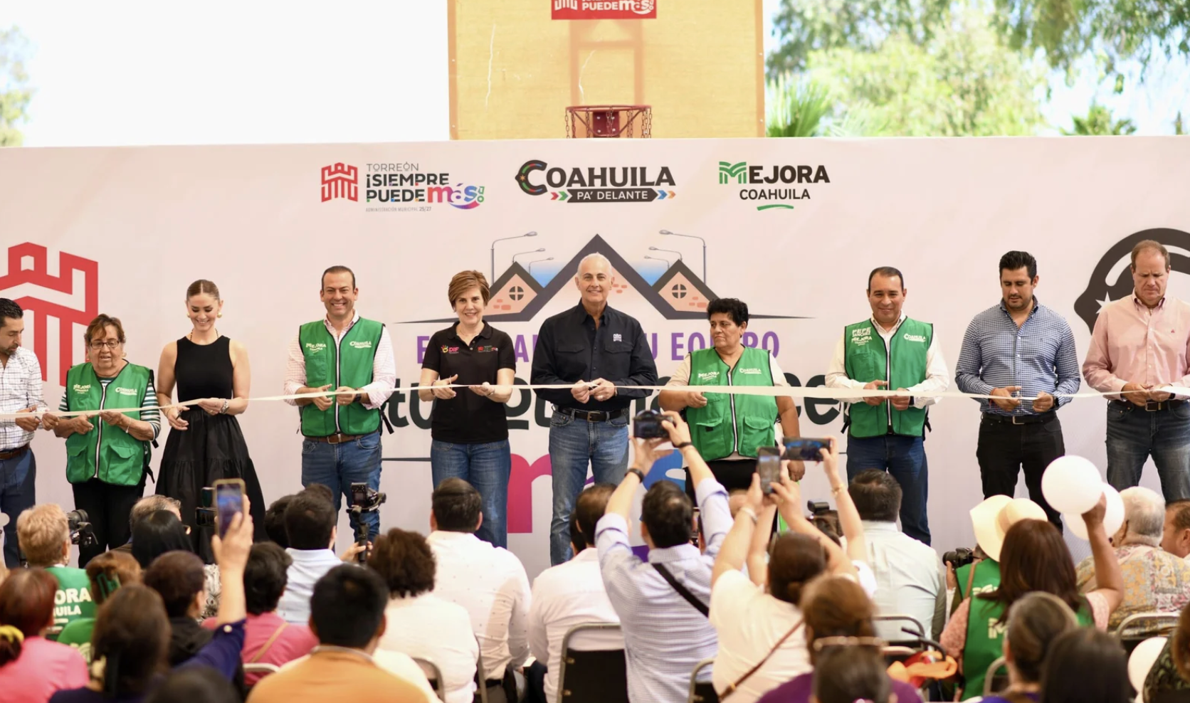 Entrega Román Cepeda techumbre y rehabilitación de cancha en Villa California