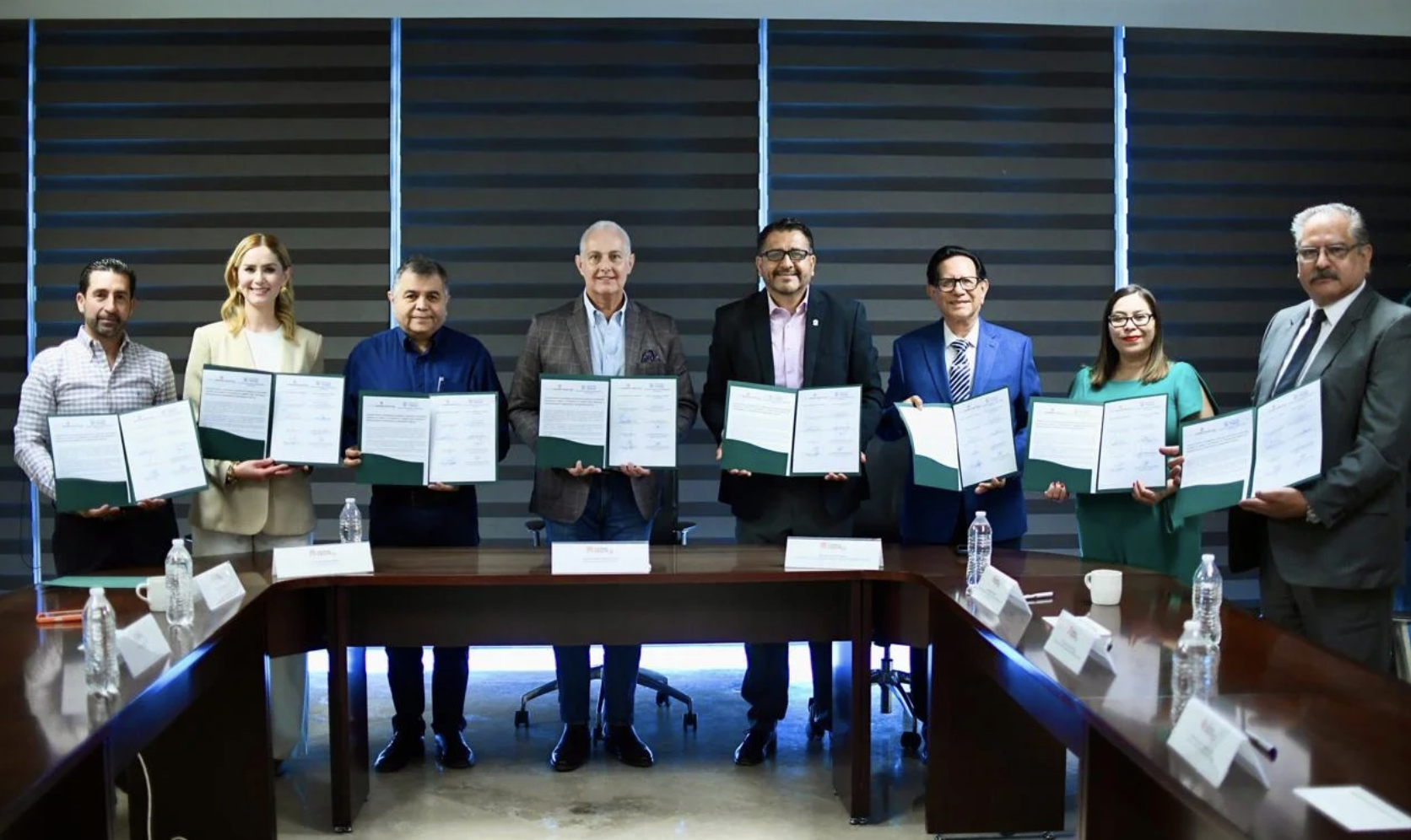 Román Cepeda firma convenio de colaboración con la UadeC para ofrecer becas a empleados