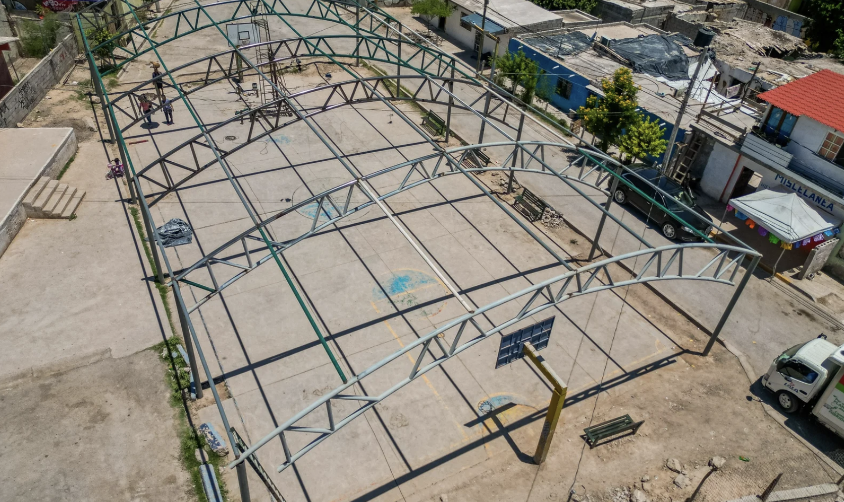Avanza al 40 por ciento construcción de techado en plaza del ejido El Perú