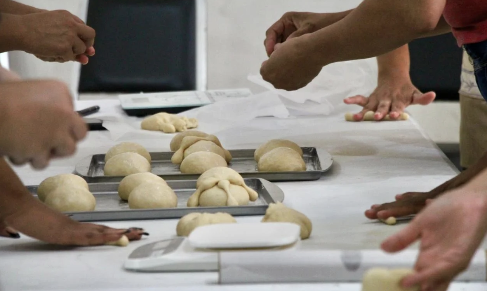 Inicia curso de elaboración de pan de muerto en Centro Comunitario Nueva California