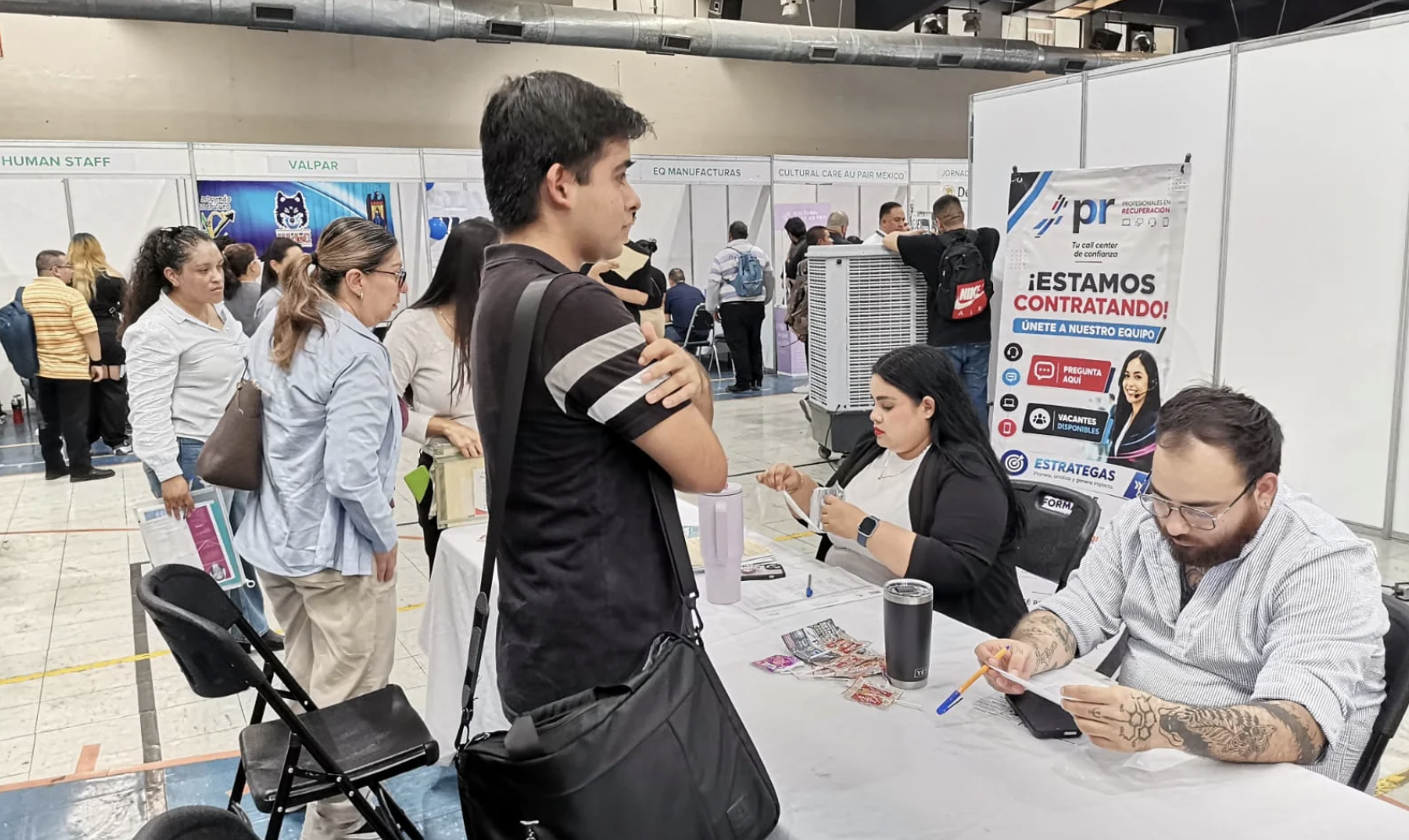 Jóvenes egresados acuden a Feria de Empleo en Torreón