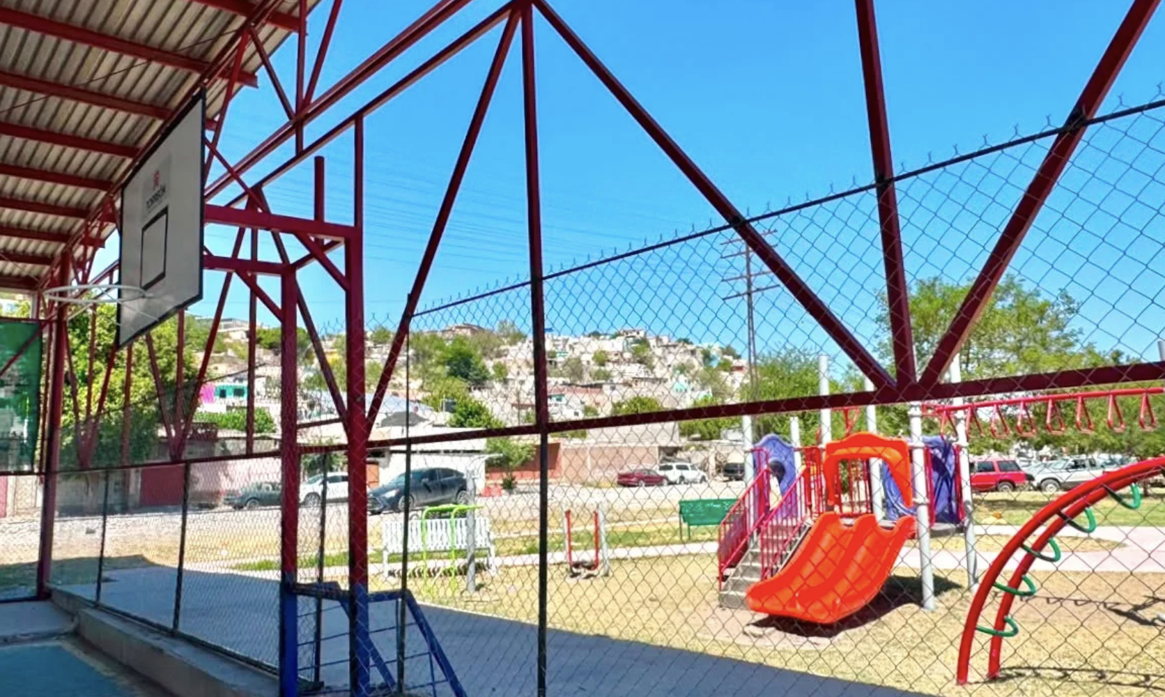 Refuerzan seguridad de canchas deportivas con mallas de protección